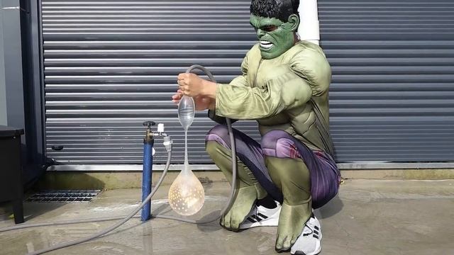 Spider Man Hulk Popping Giant Water Balloons! смотреть онлайн