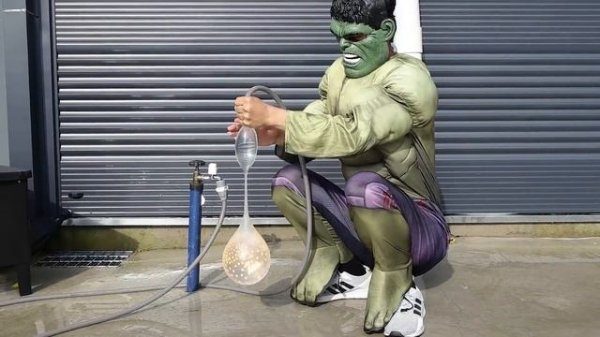 Spider Man Hulk Popping Giant Water Balloons!