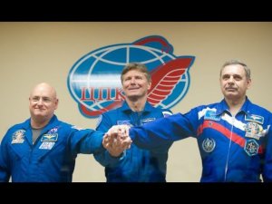 Заседание Государственной комиссии и пресс-конференция экипажей МКС-43/44