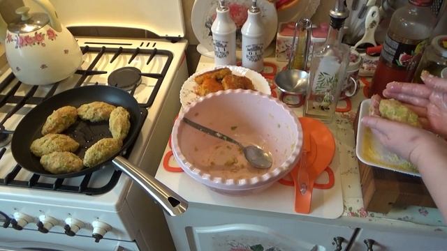 Ленивые голубцы в цветной панировке с соусом из маринованных огурцов смотреть онлайн
