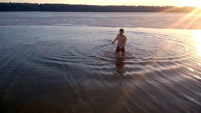 Юра купается в ледяной воде (часть 2) смотреть онлайн