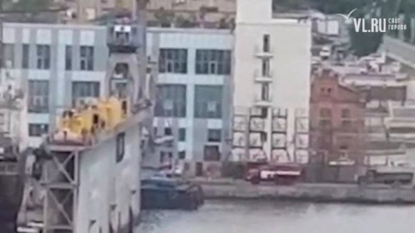 VL.ru - Задымление в доке Дальзавода Владивосток