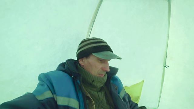 ЗИМНЯЯ РЫБАЛКА С ПАЛАТКОЙ НА РЕКЕ В БЕСКЛЁВЬЕ . НЕОДНОЗНАЧНАЯ РЫБАЛКА . смотреть онлайн