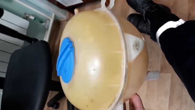 Расширительный бачок VW T5 AXB.......чистим от накипи и грязи... смотреть онлайн