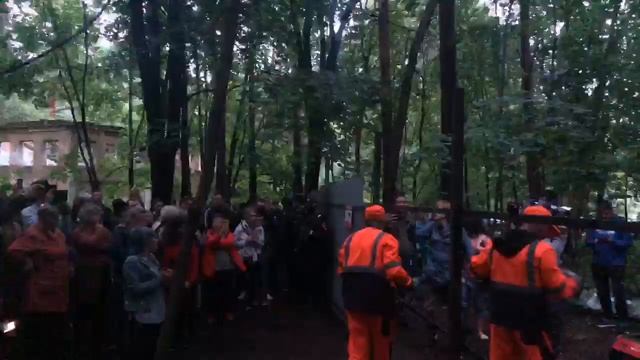 В Барвихе коммунисты снесли забор, которым огородили лес для строительства элитного посёлка смотреть онлайн