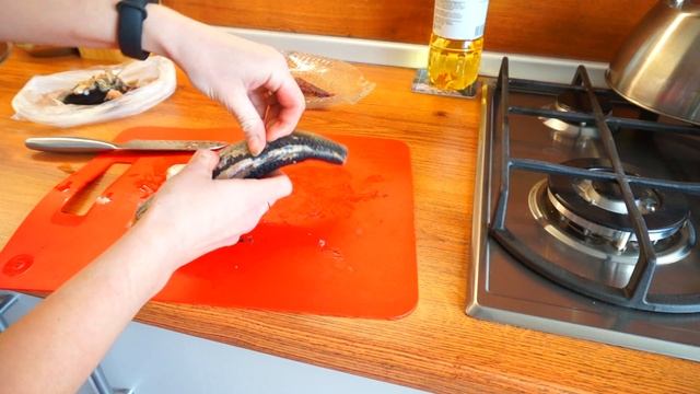 #ЧистимСелёдку Как чистить сельдь, селёдку. Простой и быстрый способ #за5минут смотреть онлайн
