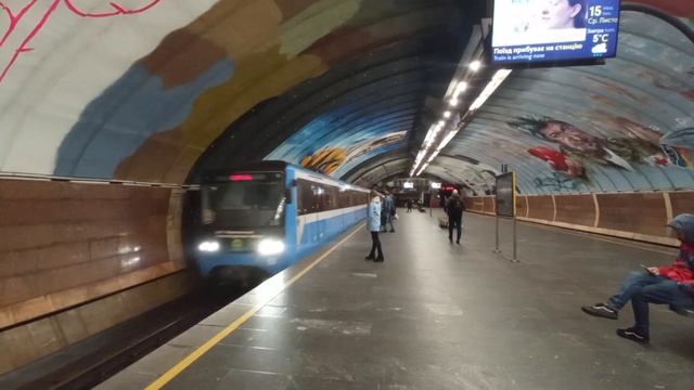 метровагон 81-7021 (КВСЗ) прибывает на станцию Осокорки смотреть онлайн