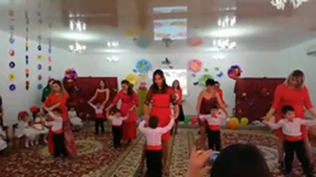 Танец мам с сыновьями на 8 марта в саду смотреть онлайн