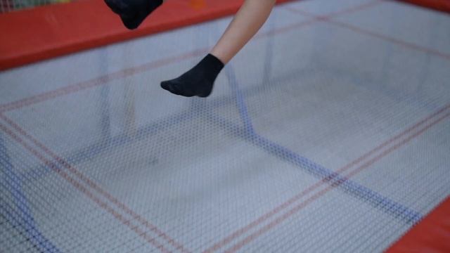 Акробатика на батутах для детей в Джой Джамп. смотреть онлайн