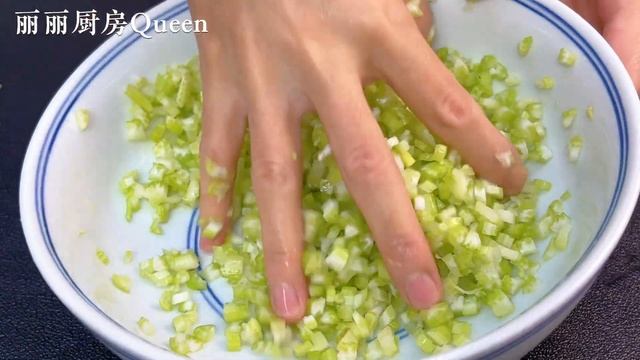 1把芹菜，1碗麵粉，教你神仙吃法，比饅頭好吃，比餡餅簡單，真香，【麗麗廚房】，#芹菜水煎包的做法，#芹菜水煎包料理，#芹菜水煎包食譜，#家常菜，#美食，#cooking，#food，#Recipe