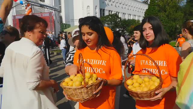 Праздник «Абрикос» на ВДНХ (25.08.2024) смотреть онлайн