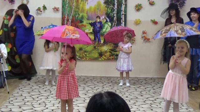 Утренник в детском саду. Танец с зонтиками смотреть онлайн