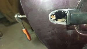 Как снять заднюю ручку на правой двери Хёндэ Элантра 2008