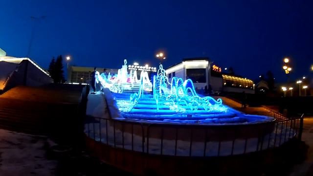 Играет уличный гитарист , вечерний город смотреть онлайн