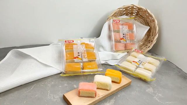 Распаковка бисквитного кекса в оболочке моти "XUE NUO ZHI CAKE" смотреть онлайн
