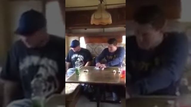 Мужики пробуют норвежский национальный продукт СЮРСТРЕММИНГ ( консервы из квашенной рыбы)