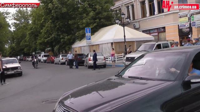 Военная техника и ОМОН в Симферополе смотреть онлайн