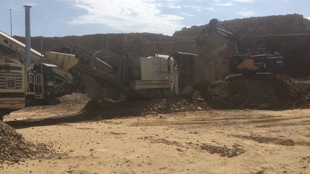 Metso LT330D concassage Komatsu WA500 Volvo EC380 смотреть онлайн