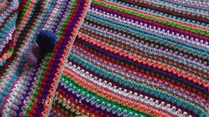 Красивый коврик из остатков пряжи на поролоне