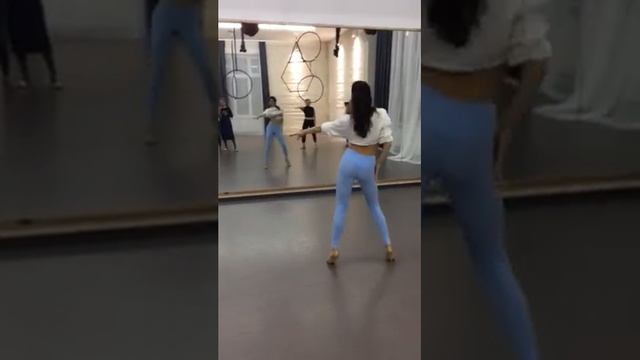 Ребята, посмотрите, моя мама танцует сзади в черном смотреть онлайн