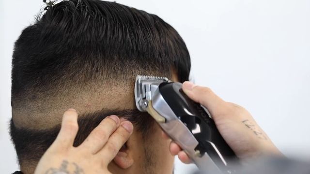 BARBER TUTORIAL - MID FADE HAIRCUT смотреть онлайн