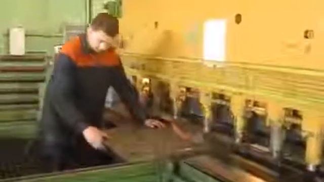 Рубка металла гильотиной смотреть онлайн