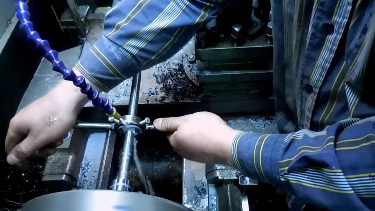 Токарю БОЛТ. Как работают современные проходные РЕЗЦЫ . смотреть онлайн