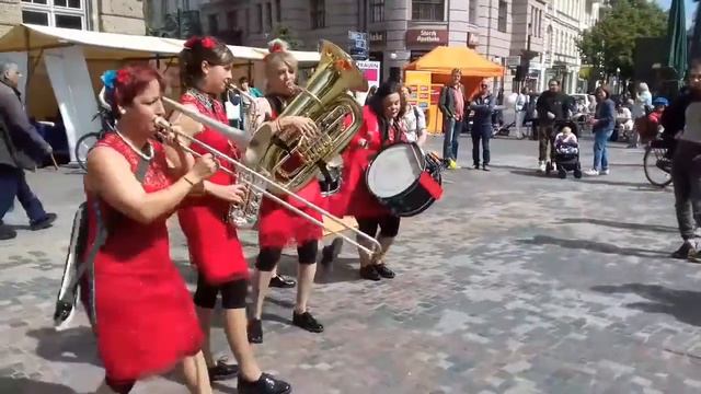 Шикарный ДжазБенд. Фестиваль защиты прав женщин в Нойкельн Берлин смотреть онлайн
