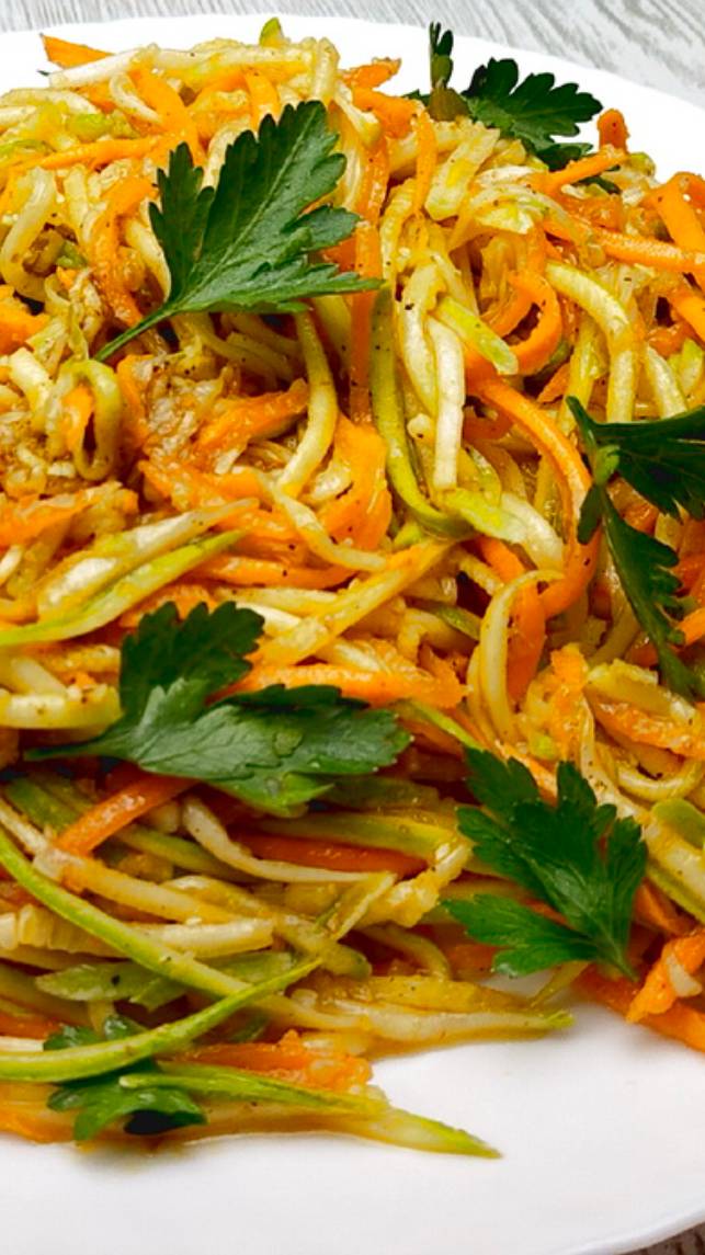 Вы не любите жареные/тушёные кабачки)?Отличный рецепт- Хрустящий салат из кабачков!! смотреть онлайн