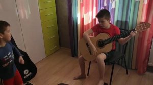 Игра на гитаре Идёт солдат по городу