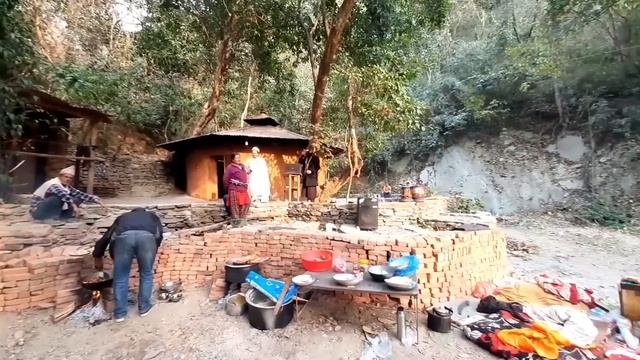 27. КАК ЖИВЁТ В ДЖУНГЛЯХ БАБА. ПРАЗДНИК МАХАШИВАРАТРИ. ДЕТИ СОБИРАЮТ НАЛОГИ. смотреть онлайн