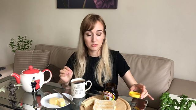 ПРОБУЕМ ПАСТУ MARMITE! // HOW TO MAKE A PROPER SANDWICH WITH MARMITE AND STAY HAPPY (ENG SUBS) смотреть онлайн