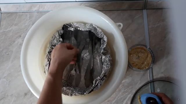 Столовые приборы чистим быстро с помощью фольги и соды !!! смотреть онлайн