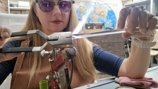 Стеклодув(ка) за работой смотреть онлайн