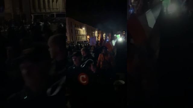 В Германии граждане выходят на антиамериканский митинг смотреть онлайн