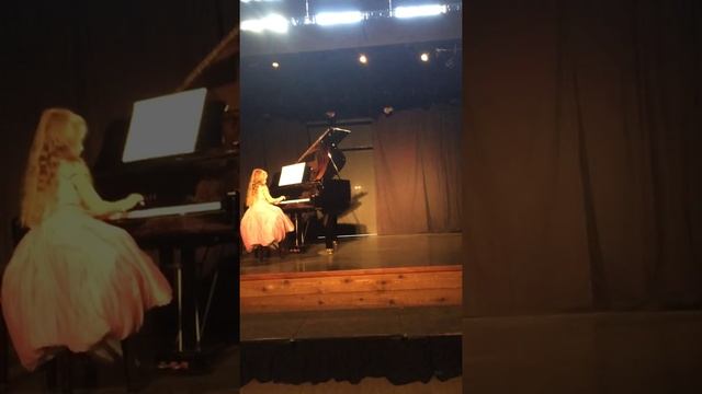 Piano Recital Mougins Jana Koenig, 6 ans, Mazurka P.I: Tchaikovsky смотреть онлайн