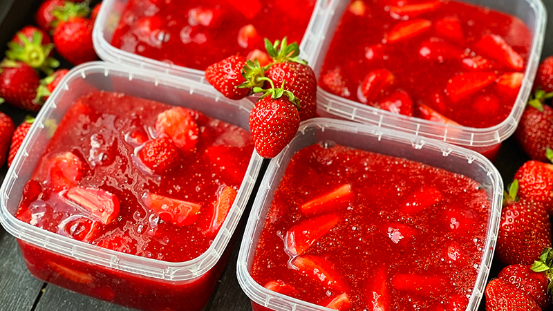 ?Лучший способ сохранить клубнику свежей, вкусной и ароматной. Натуральная КЛУБНИКА В СИРОПЕ зимой смотреть онлайн