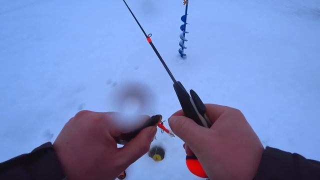 Вынул БАЛАНСИР - опустил БЕЗМОТЫЛКУ и сразу ЗАГИБЫ! Ловля окуня зимой! Зимняя рыбалка в январе 2023 смотреть онлайн