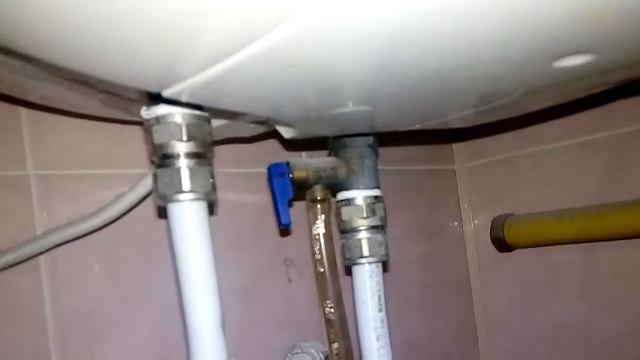 Бойлер накопительный электрический 80 л, обратный клапан, редуктор с манометром смотреть онлайн