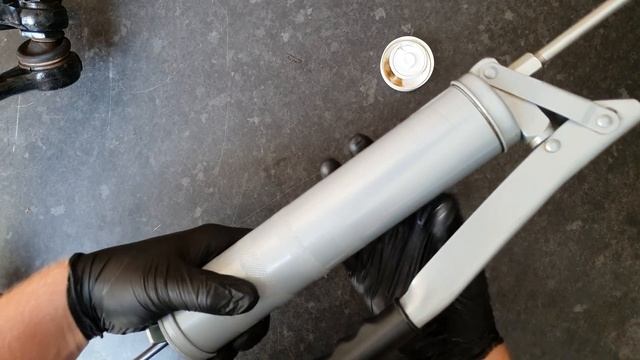 The correct way to use a grease gun - How to load a MANUAL GREASE GUN смотреть онлайн