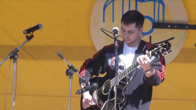 Склонился клён - Евгений Литвиненко смотреть онлайн