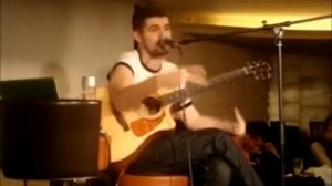 Noize MC разозлили болтающие на его акустическом концерте