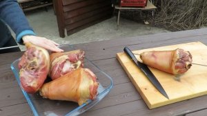 Рулька варено копченая в домашней коптильне.