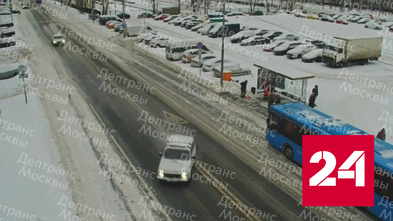 Водитель "Нивы" врезался в остановку с людьми в Москве - Россия 24 смотреть онлайн
