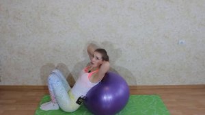 Упражнения с фит-болом . Пилатес с большим мячом .