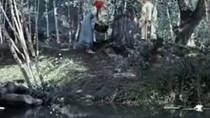 Морозко Настенька поливает пенек