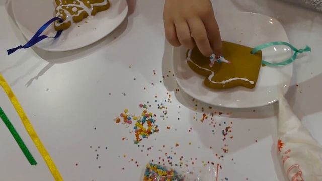 НОВОГОДНИЕ ПРЯНИКИ НА ЕЛКУ DIY Своими руками / Делаем Вкусняшку / Крошка Ксю смотреть онлайн