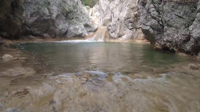 Крым. Трехкаскадный на реке Бага.Three-stage waterfall on the Baga River. смотреть онлайн