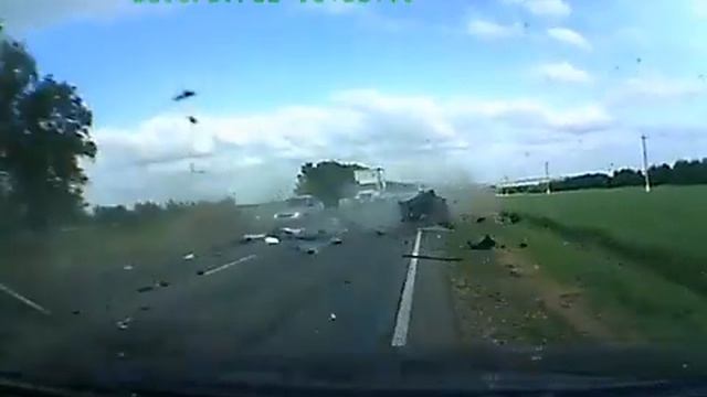 Не успела обогнать и подставила другую машину смотреть онлайн