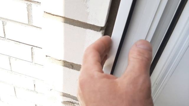 Герметизация внешнего шва после монтажа пластикового окна.